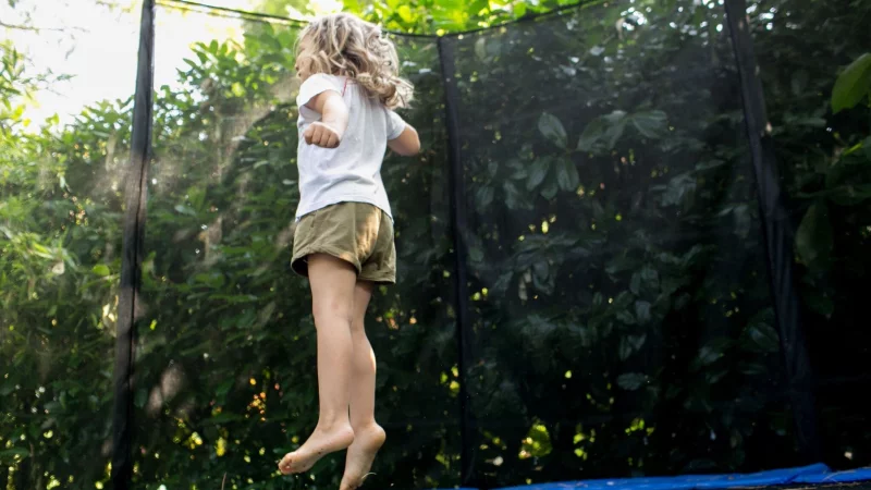 Mehr als ein Spielgerät: Ein Trampolin bringt Bewegung in den Alltag – vorausgesetzt, Sicherheitsabstand und Aufbau stimmen. - © Karolin Krämer/dpa-tmn