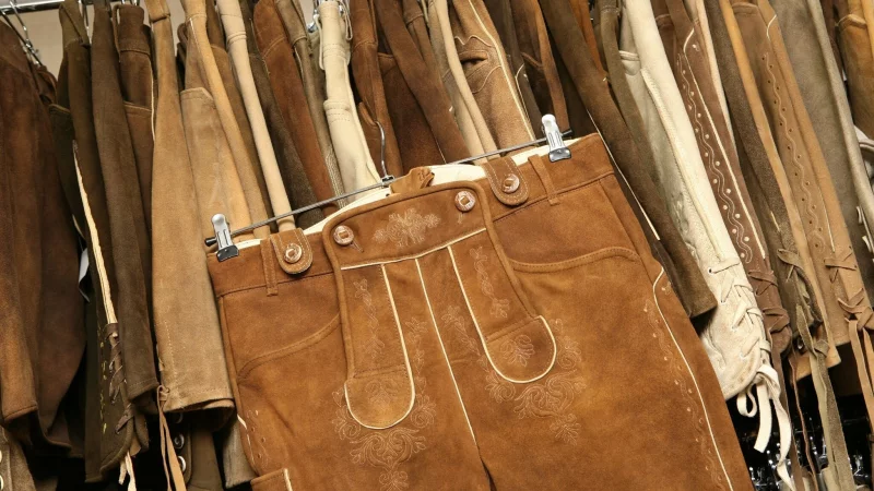 Wer seine neue Lederhose lange fleckenlos halten m&ouml;chte, sollte bei Verschmutzungen auf die richtige Pflege achten. - &copy; Tobias Hase/dpa/dpa-tmn