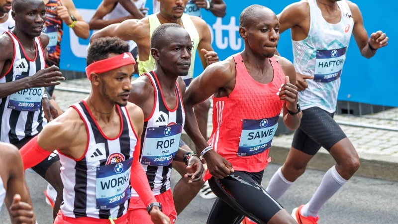 Favorit Sabastian Sawe (M) setzte sich schon fr&uuml;h im Berlin-Marathon ab. - &copy; Andreas Gora/dpa
