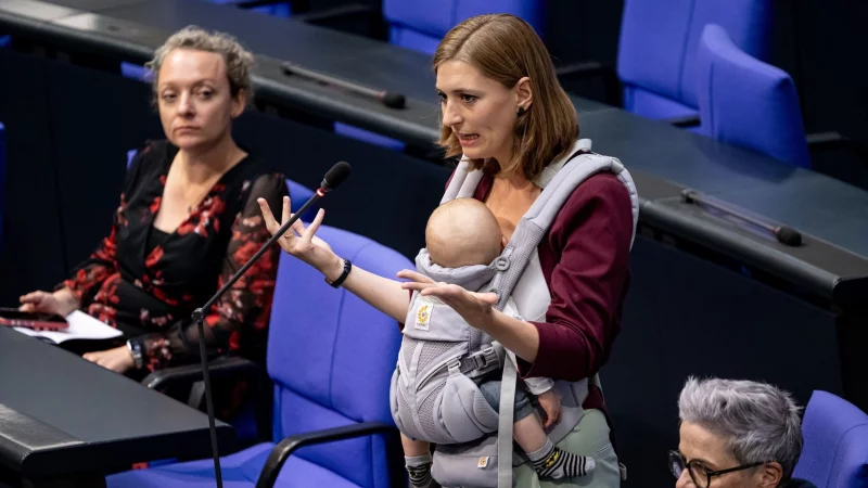 Die Gr&uuml;nen-Abgeordnete Hanna Steinm&uuml;ller hat ihr Kind bereits in der Vergangenheit mit in den Bundestag genommen - nun nahm sie es erstmals mit ans Rednerpult. (Archivbild) - &copy; Fabian Sommer/dpa