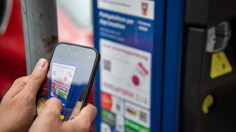 Gefahr per QR-Code: &laquo;Quishing&raquo; kann auch im &ouml;ffentlichen Raum lauern. - &copy; Nico Tapia/dpa-tmn
