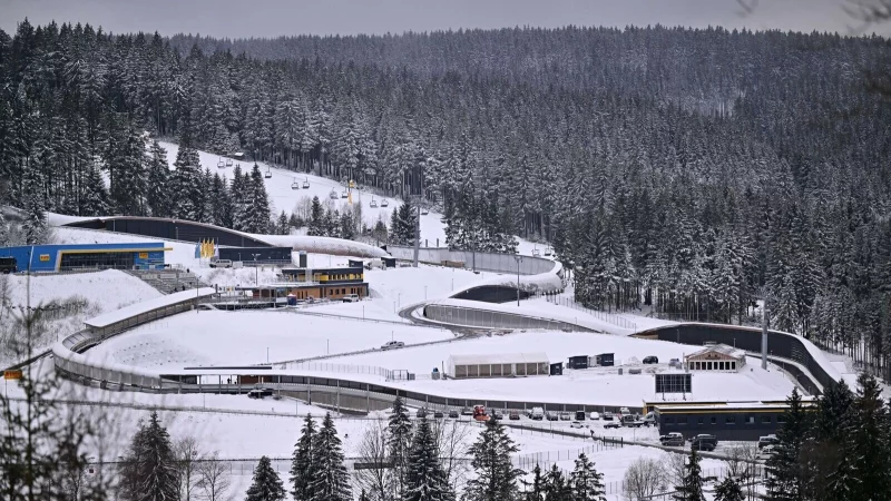Die Lotto Thüringen Eisarena Oberhof, eine Kunsteisbahn für den Rennrodel-Sport, übernimmt den Weltcup 2026 und damit den letzten Wettbewerb vor Olympia von Königssee. - © Martin Schutt/dpa
