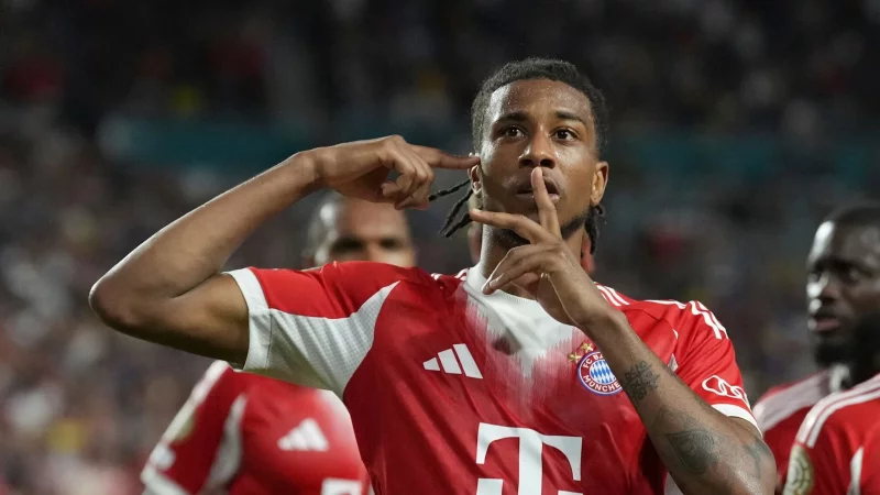 Michael Olise und sein besonderer Torjubel. - © Rebecca Blackwell/AP/dpa