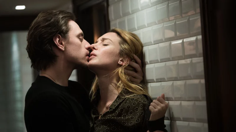 Seit ihrer ersten erotischen Begegnung vergisst H&eacute;l&egrave;ne (L&aelig;titia Dosch) alles um sich herum, wenn der geheimnisvolle Alexandre (Sergej Polunin) in ihrer N&auml;he ist. - &copy; Magali Bragard/Julien Roche/ZDF/dpa