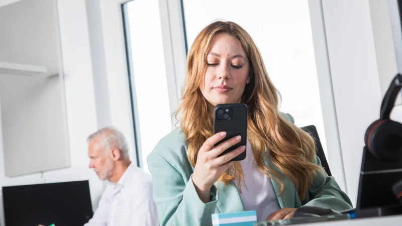 Ein Foto oder Video am Arbeitsplatz ist schnell gemacht. Doch darf man das eigentlich auf Social Media posten? - &copy; Christin Klose/dpa-tmn