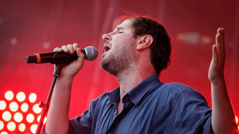 Der Songwriter und Frontmann Marco Michael Wanda hat sich mit seinem Buch Erfolge und Abst&uuml;rze von der Seele geschrieben. (Archivbild) - &copy; Daniel Karmann/dpa