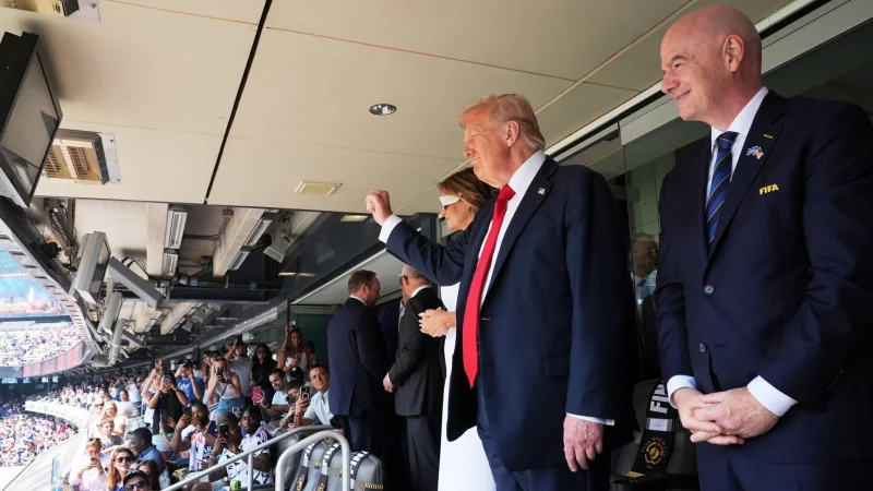 Präsident Donald Trump und First Lady Melania Trump besuchen das Endspiel der Club-WM. - © Jacquelyn Martin/AP/dpa