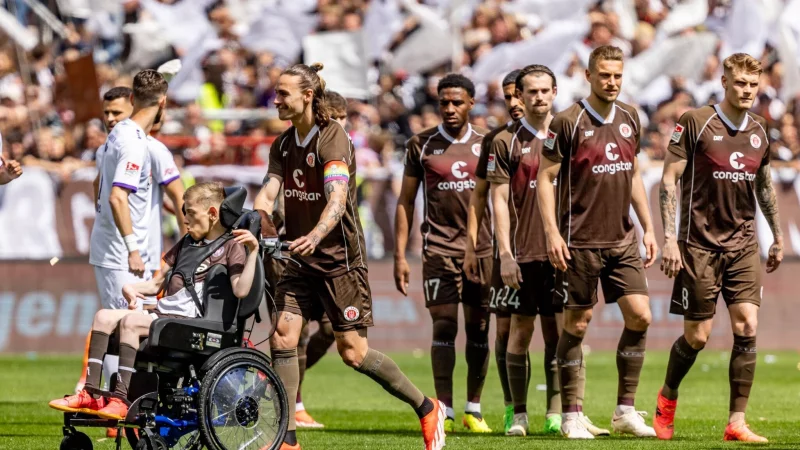 So wie der Fan hier k&ouml;nnen Rollstuhlfahrer Fu&szlig;ballspiele in der Bundesliga nicht immer genie&szlig;en. Viele erhalten erst gar keinen Zugang. - &copy; Axel Heimken/dpa