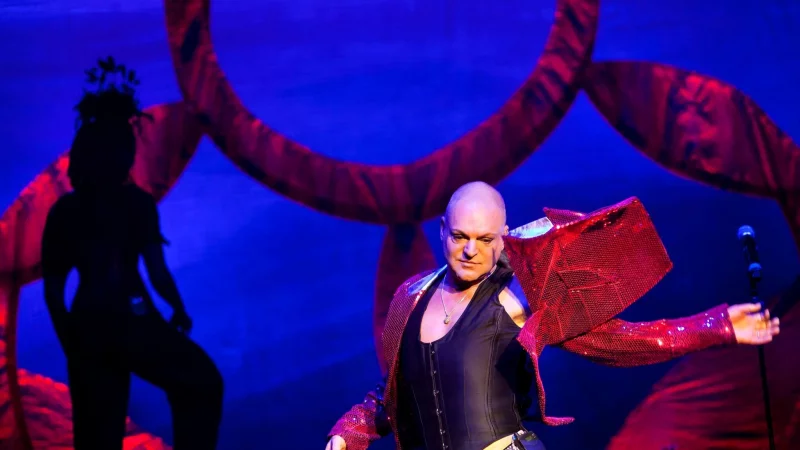 Im Juni kommt Andy Bell für sechs Solokonzerte nach Deutschland. (Archivbild) - © Balazs Mohai/dpa