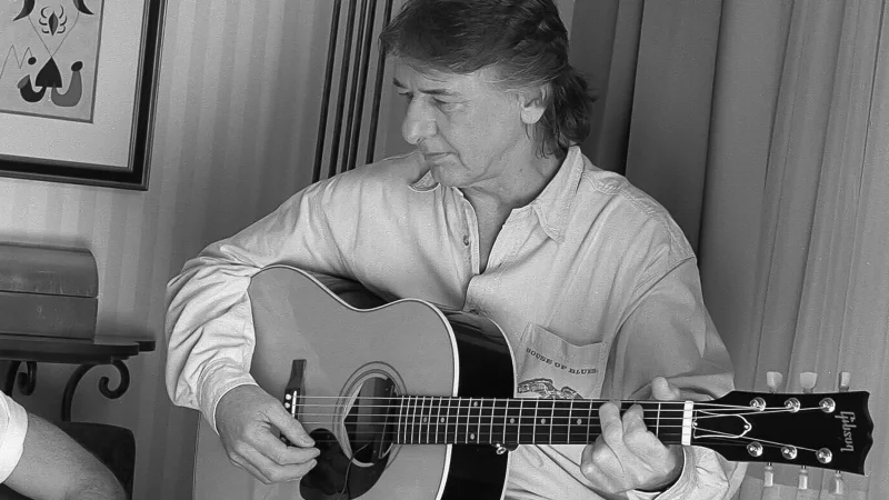 Der Gitarrist Mick Ralphs von der Band Bad Company ist tot. (Archivfoto) - © Jim Cooper/AP/dpa