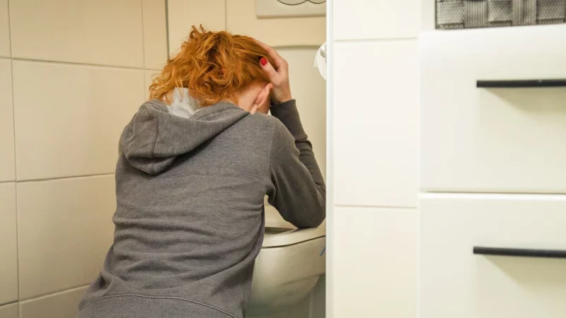Kommen bei Brechdurchfällen Beschwerden wie starke Kreislaufprobleme, Schwindel oder Fieber hinzu, ist es ratsam einen Arzt aufzusuchen. - © Christin Klose/dpa-tmn