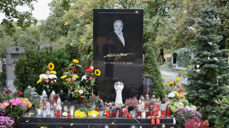 Am Grab des tschechischen S&auml;ngers Karel Gott auf dem Malvazinky-Friedhof stehen frische Blumen und brennende Kerzen. (Archivbild) - &copy; Michael Heitmann/dpa