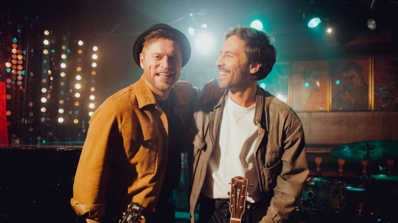 Max Giesinger (r) und Johannes Oerding sind gute Freunde. - &copy; Yvonne Goldschmidt/Big Me Entertainment/dpa