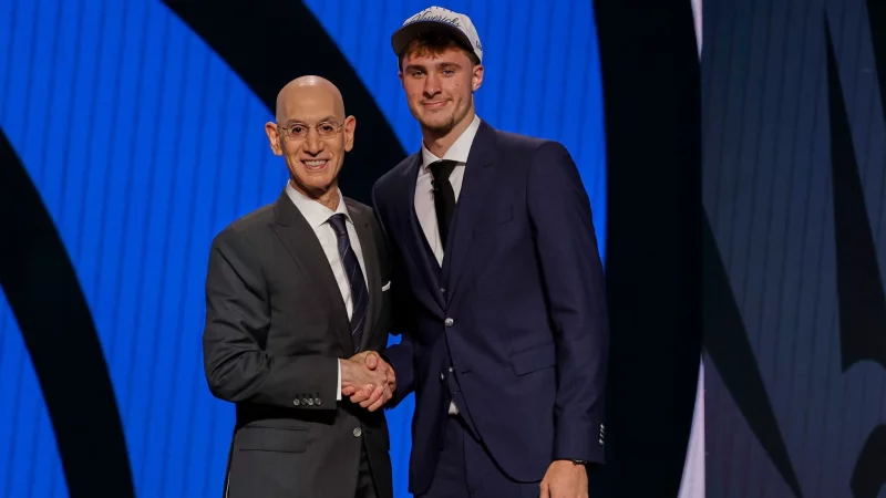 Cooper Flagg (rechts) mit NBA-Boss Adam Silver. Flagg spielt k&uuml;nftig f&uuml;r die Dallas Mavericks. - &copy; Adam Hunger/AP/dpa