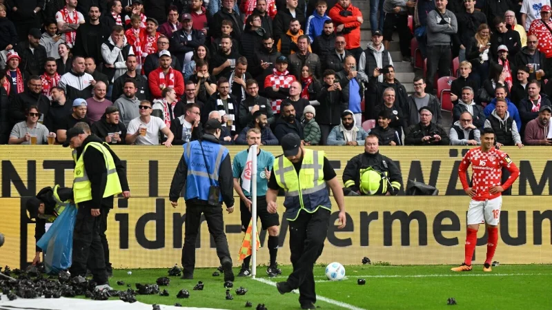 Die Anh&auml;nger von Eintracht Frankfurt warfen im Derby gegen den FSV Mainz 05 Gegenst&auml;nde aufs Feld. - &copy; Arne Dedert/dpa