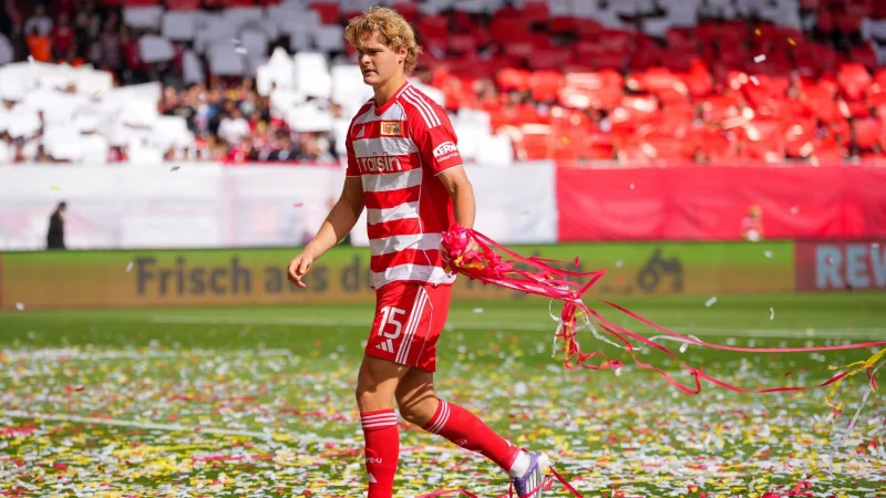 Unions Tom Rothe r&auml;umt Papierschlangen und Konfetti weg. - &copy; Soeren Stache/dpa