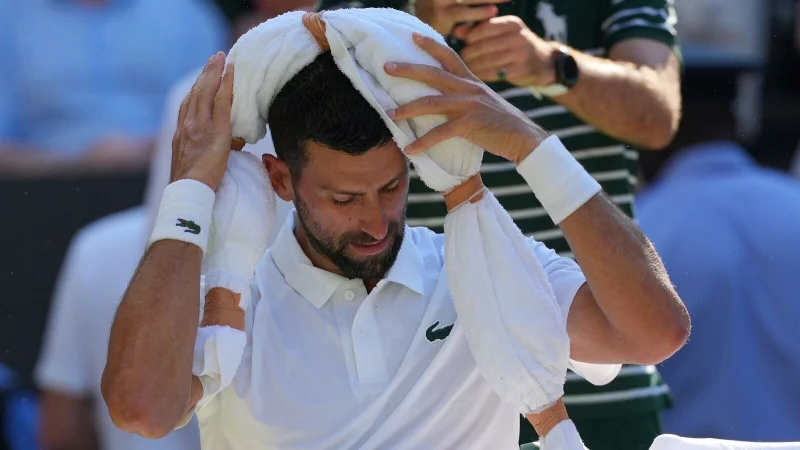 Nimmt sich eine weitere Auszeit: Novak Djokovic. - © Kin Cheung/AP/dpa