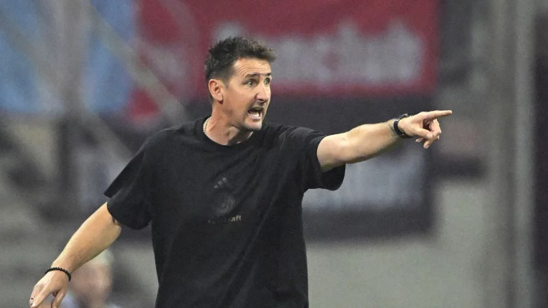 Endlich Sieger: Miroslav Klose in Aktion am Spielfeldrand. - &copy; Jens Niering/dpa