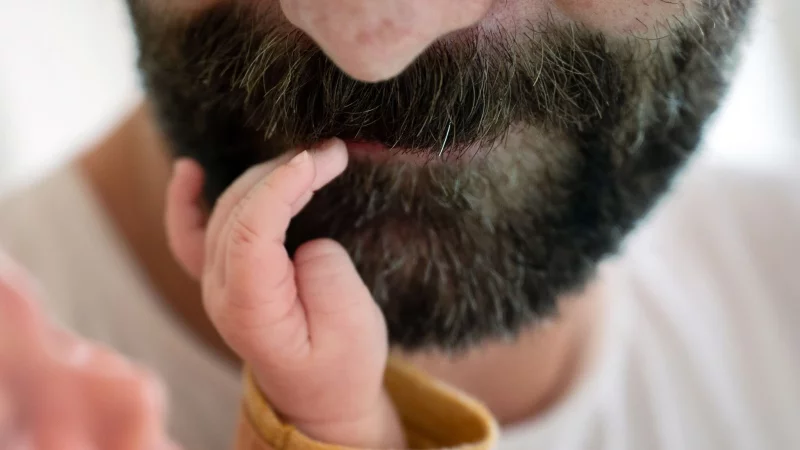 Einfacher Antrag: Seit Mai 2025 reicht für die Anmeldung der Elternzeit eine E-Mail – ein unterschriebener Brief ist nicht mehr nötig. - © Sebastian Gollnow/dpa