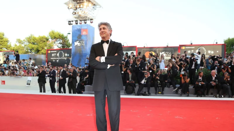 Alexander Payne im Jahr 2017 bei der Eröffnung des Filmfestivals von Venedig. - © picture alliance / Joel Ryan/Invision/AP/dpa