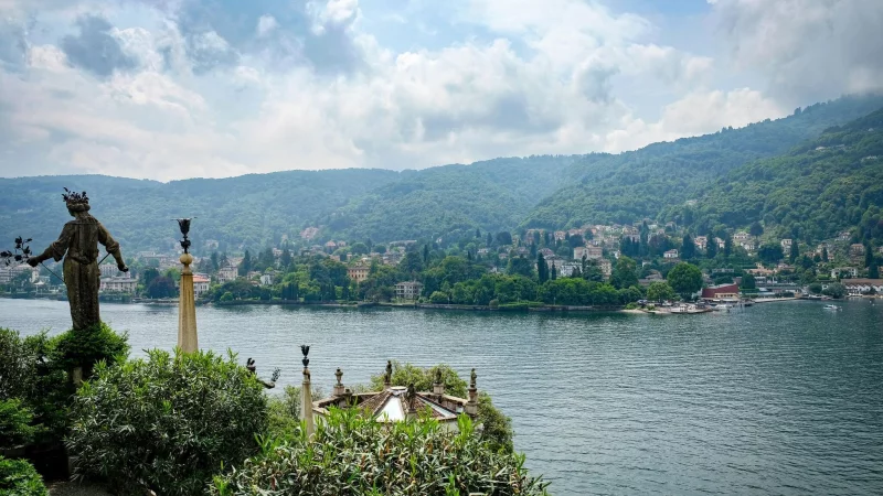 Inselperspektive: Blick von der Stufenpyramide der Isola Bella u?ber See und Ufer. - &copy; Florian Sanktjohanser/dpa-tmn