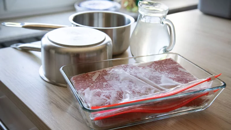 Lässt sich Hackfleisch mit Hilfe von zwei Töpfen und warmem Wasser schneller auftauen? - © Christin Klose/dpa-tmn