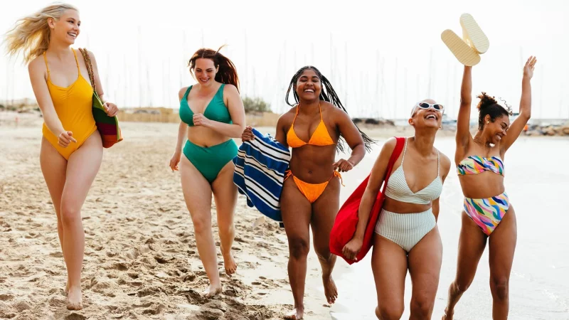 Sch&ouml;ne Zeit am Strand: Bademode soll f&uuml;r alle Gr&ouml;&szlig;en passen und bequem sein. - &copy; Bonninstudio/Westend61/dpa-tmn