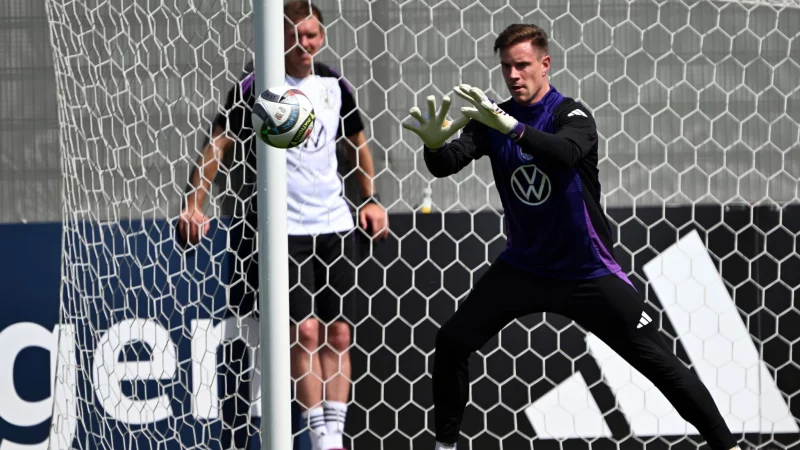 Marc-André ter Stegen ist nach seiner langwierigen Knieverletzung gleich wieder die Nummer eins im Nationalteam. - © Federico Gambarini/dpa