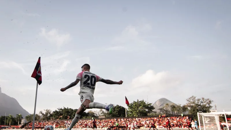 Noch ist Alejandro Grimaldo da: aber wie lange noch? - © Joao Gabriel Alves/dpa