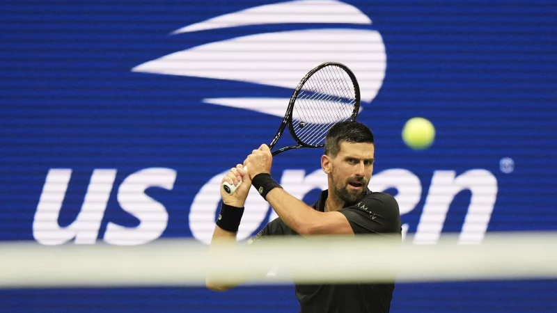 Djokovic schien gegen Tien zwischenzeitlich mit körperlichen Problemen zu kämpfen. - © Frank Franklin II/AP/dpa