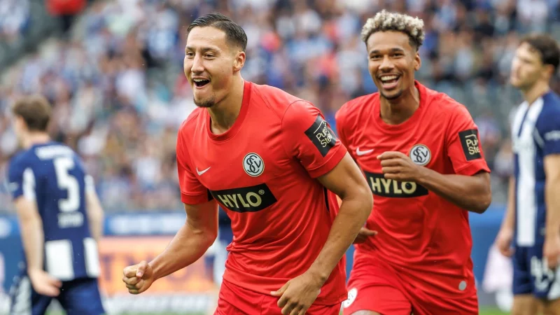 Traf doppelt für Elversberg: Younes Ebnoutalib (l). - © Andreas Gora/dpa