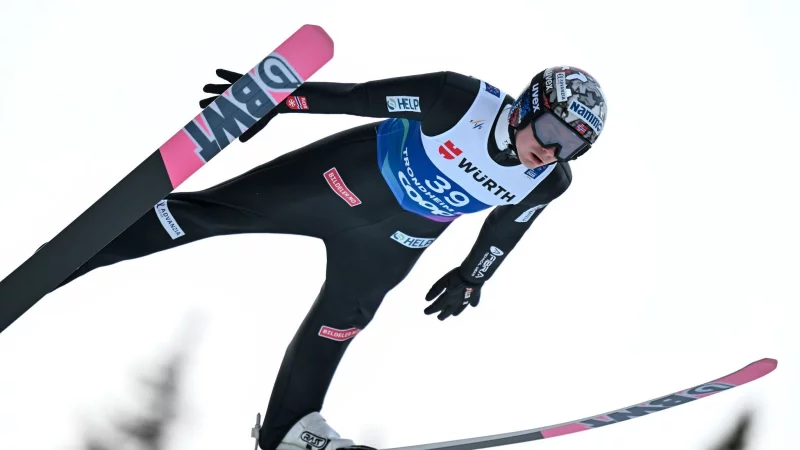 Weltmeister Marius Lindvik hofft auf ein mildes Urteil im WM-Anzugskandal. - © Hendrik Schmidt/dpa
