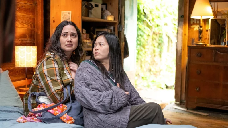 Lily Gladstone und Kelly Marie Tran in einer Szene des Films «The Wedding Banquet». - © Luka Cyprian/Universal/dpa