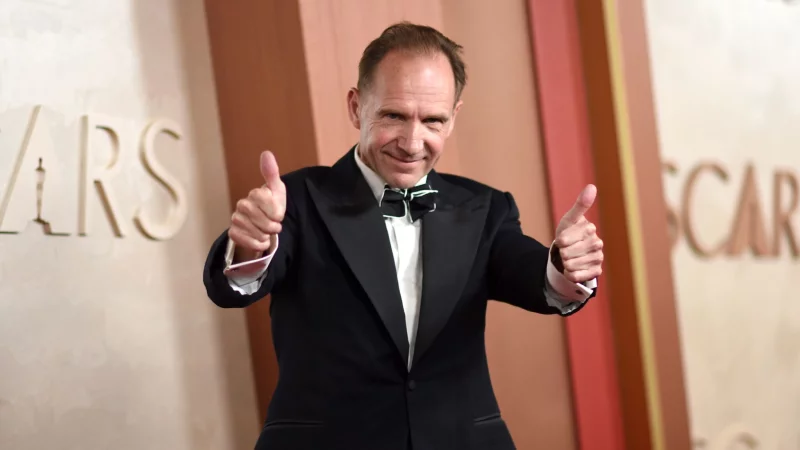 Ralph Fiennes tritt in die Fußstapfen von Donald Sutherland. (Archivbild) - © Richard Shotwell/Invision/AP/dpa