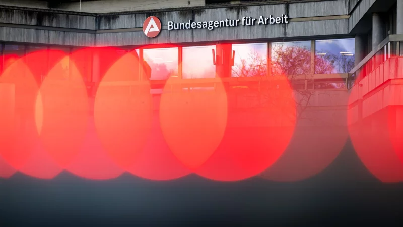 Die Bundesagentur für Arbeit (BA) berät nicht nur Arbeitslose - auch Menschen, die keine Leistungen beziehen, können sich dort Unterstützung holen. - © Daniel Karmann/dpa