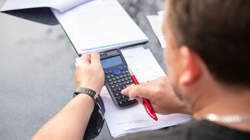 Wer merkt, dass er seine Verbindlichkeiten nicht mehr bedienen kann, sollte sich Hilfe holen. - &copy; Silas Stein/dpa