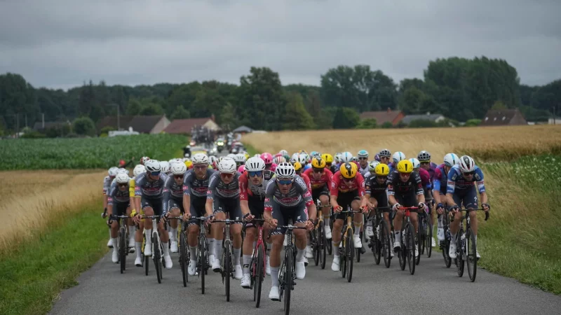 Die zweite Tour-Etappe führte nach Boulogne-sur-Mer. - © Thibault Camus/AP/dpa