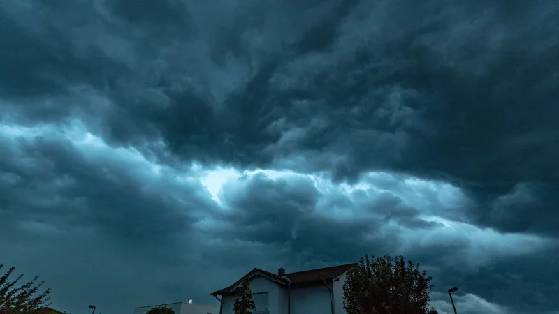 Starkregen kann zum Problem werden - etwa f&uuml;r Keller. - &copy; Armin Weigel/dpa/dpa-tmn