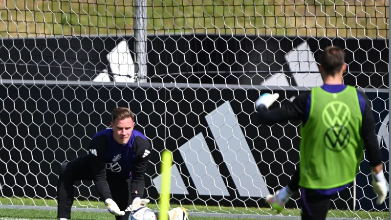 Zurück im DFB-Tor: Marc-André ter Stegen beim Training der Nationalmannschaft. - © Federico Gambarini/dpa