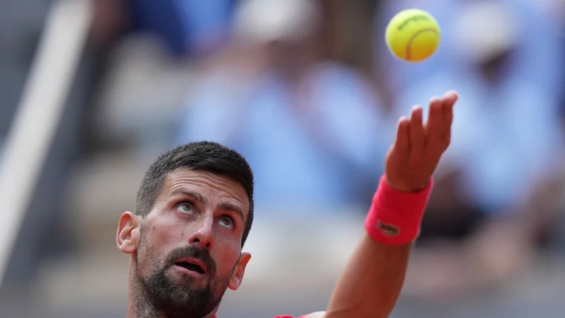 Novak Djokovic steht bei den French Open vor einem Duell mit Alexander Zverev. - © Thibault Camus/AP/dpa