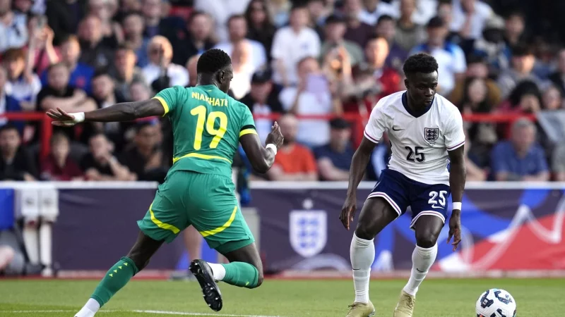 Englands Bukayo Saka (rechts) tat sich mit seinem Team gegen Senegal schwer - &copy; Nick Potts/PA Wire/dpa