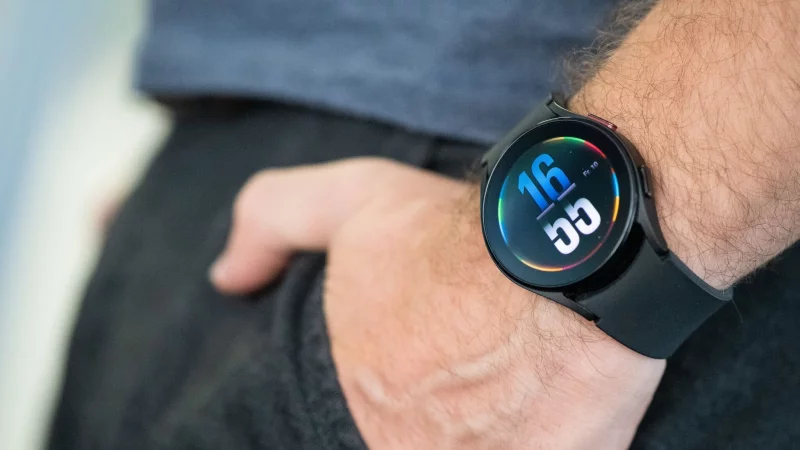 Smartwatch am Handgelenk: Regelm&auml;&szlig;ige Tragepausen helfen der Haut, sich zu regenerieren. - &copy; Franziska Gabbert/dpa-tmn