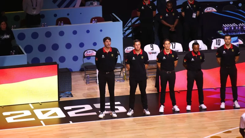 Alex Mumbru (l) und sein Assistent Alan Ibrahimagic. - &copy; Matthias Stickel/dpa