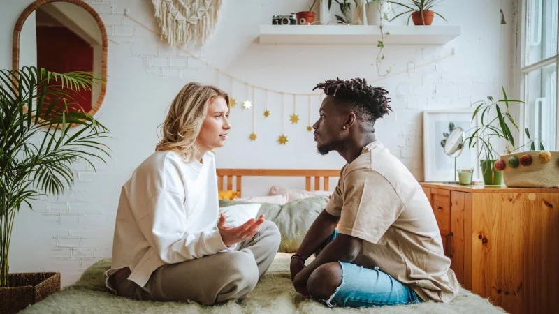 Ist die Trennung von Schmerz, Wut oder Entt&auml;uschung gepr&auml;gt, wird es f&uuml;r ein fr&uuml;heres Liebespaar schwierig, danach als Freunde weiterzumachen. - &copy; Maria Diachenko/Westend61/dpa-tmn