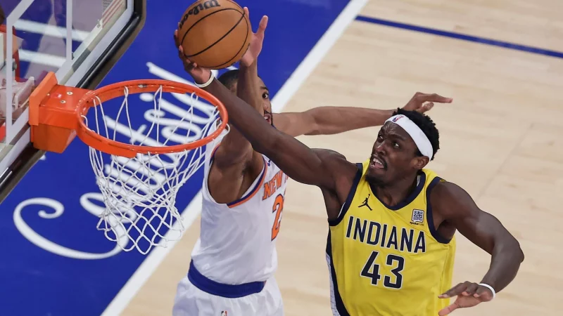 Pascal Siakam (rechts) überragte für die Indiana Pacers gegen die New York Knicks mit 39 Punkten. - © Adam Hunger/AP/dpa