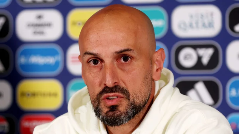 Hat die Startelf praktisch im Kopf: Trainer Antonio Di Salvo. - © Branislav Racko/dpa