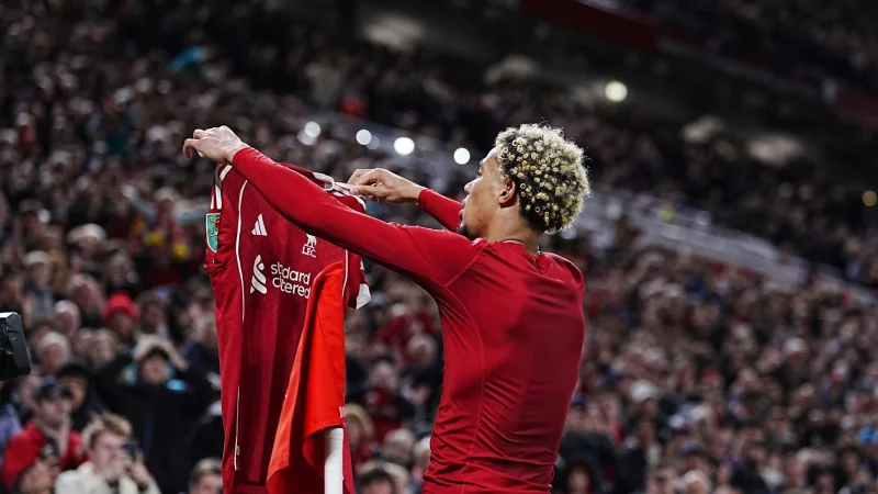 Hugo Ekitike zieht bei seinem Torjubel das Trikot aus - und wird daf&uuml;r vom Schiedsrichter bestraft - &copy; Peter Byrne/PA Wire/dpa