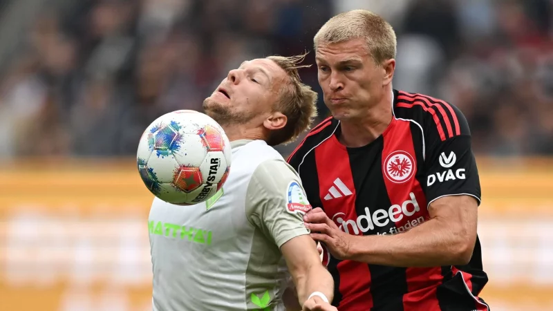 Lieferten sich packende Zweikämpfe: Bremens Marco Grüll (l) und Frankfurts Rasmus Kristensen (r). - © Arne Dedert/dpa