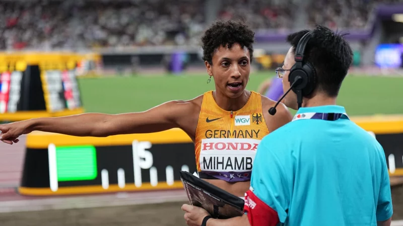 Malaika Mihambo hatte Gespr&auml;chsbedarf. - &copy; Michael Kappeler/dpa