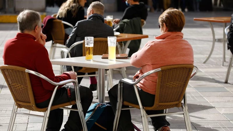 Wer im Ruhestand im Ausland lebt, benötigt unter Umständen einen sogenannten Lebensnachweis, um weiter die Rentenzahlungen zu erhalten. - © Clara Margais/dpa/dpa-tmn